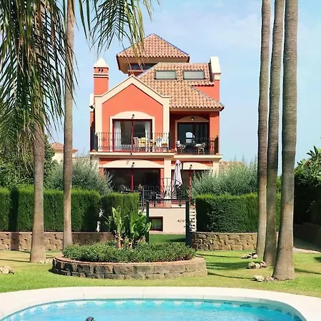 Family In Private Urbanisation With Large Community Pool *