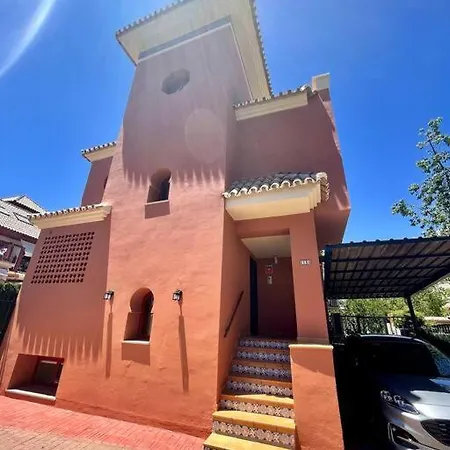 Family In Private Urbanisation With Large Community Pool *