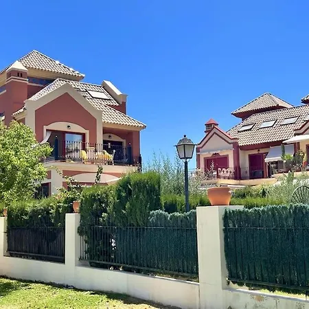 Family In Private Urbanisation With Large Community Pool *